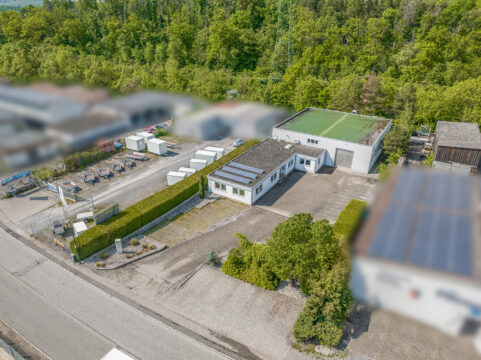 Gepflegtes Bürogebäude mit Montagehalle auf großem Gewerbegrundstück in Mühlacker