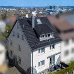 Gepflegte Zwei-Zimmer-Wohnung mit Einbauküche und ausgebautem Dachstuhl in Stuttgart-Rohr