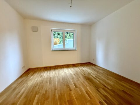 Erstbezug! Moderne Neubauwohnung auf zwei Etagen, mit Tiefgaragenstellplatz und eigenem Garten