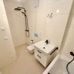 Erstbezug! Moderne Neubauwohnung auf zwei Etagen, mit Tiefgaragenstellplatz und eigenem Garten