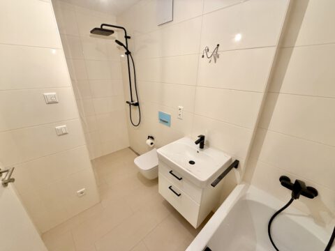 Erstbezug! Moderne Neubauwohnung auf zwei Etagen, mit Tiefgaragenstellplatz und eigenem Garten