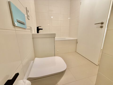 Erstbezug! Moderne Neubauwohnung auf zwei Etagen, mit Tiefgaragenstellplatz und eigenem Garten