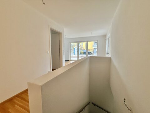 Erstbezug! Moderne Neubauwohnung auf zwei Etagen, mit Tiefgaragenstellplatz und eigenem Garten
