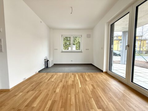 Erstbezug! Moderne Neubauwohnung auf zwei Etagen, mit Tiefgaragenstellplatz und eigenem Garten