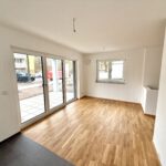 Erstbezug! Moderne Neubauwohnung auf zwei Etagen, mit Tiefgaragenstellplatz und eigenem Garten