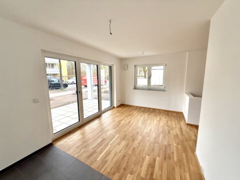 Erstbezug! Moderne Neubauwohnung auf zwei Etagen, mit Tiefgaragenstellplatz und eigenem Garten
