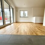 Erstbezug! Moderne Neubauwohnung auf zwei Etagen, mit Tiefgaragenstellplatz und eigenem Garten