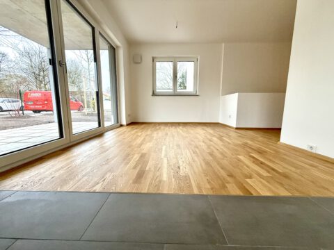 Erstbezug! Moderne Neubauwohnung auf zwei Etagen, mit Tiefgaragenstellplatz und eigenem Garten