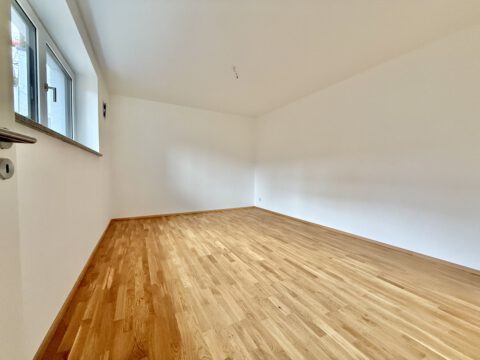 Erstbezug! Moderne Neubauwohnung auf zwei Etagen, mit Tiefgaragenstellplatz und eigenem Garten