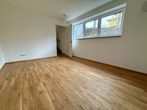 Erstbezug! Moderne Neubauwohnung auf zwei Etagen, mit Tiefgaragenstellplatz und eigenem Garten