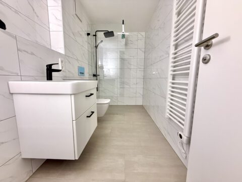 Erstbezug! Moderne Neubauwohnung auf zwei Etagen, mit Tiefgaragenstellplatz und eigenem Garten