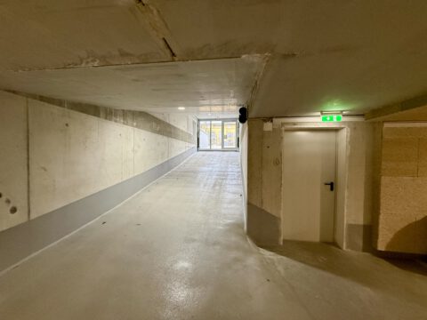 Erstbezug! Moderne Neubauwohnung auf zwei Etagen, mit Tiefgaragenstellplatz und eigenem Garten