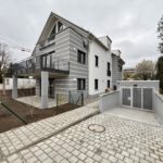 Erstbezug! Moderne Neubauwohnung auf zwei Etagen, mit Tiefgaragenstellplatz und eigenem Garten