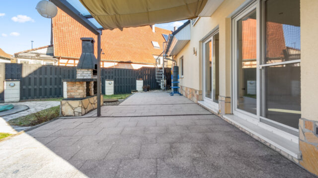 Freistehendes, neuwertiges EFH mit großer Garage, zwei Terrassen und Garten in Allmersbach