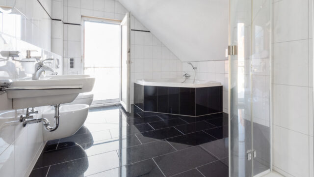 Freistehendes, neuwertiges EFH mit großer Garage, zwei Terrassen und Garten in Allmersbach