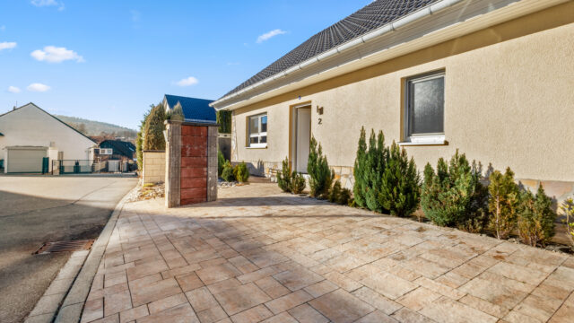 Freistehendes, neuwertiges EFH mit großer Garage, zwei Terrassen und Garten in Allmersbach