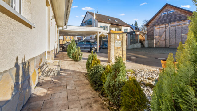 Freistehendes, neuwertiges EFH mit großer Garage, zwei Terrassen und Garten in Allmersbach