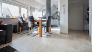 Gepflegte Zwei-Zimmer-Wohnung mit Einbauküche und ausgebautem Dachstuhl in Stuttgart-Rohr
