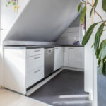 Gepflegte Zwei-Zimmer-Wohnung mit Einbauküche und ausgebautem Dachstuhl in Stuttgart-Rohr