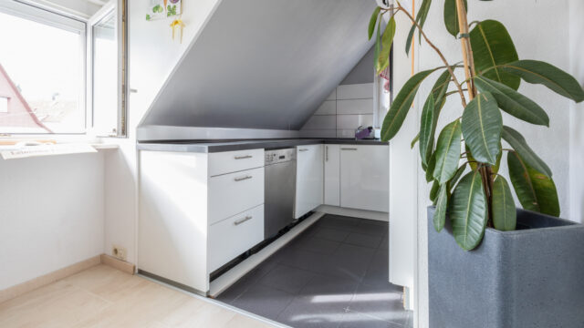 Gepflegte Zwei-Zimmer-Wohnung mit Einbauküche und ausgebautem Dachstuhl in Stuttgart-Rohr