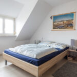 Gepflegte Zwei-Zimmer-Wohnung mit Einbauküche und ausgebautem Dachstuhl in Stuttgart-Rohr