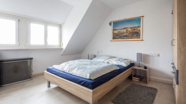 Gepflegte Zwei-Zimmer-Wohnung mit Einbauküche und ausgebautem Dachstuhl in Stuttgart-Rohr