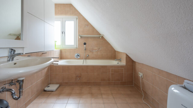 Gepflegte Zwei-Zimmer-Wohnung mit Einbauküche und ausgebautem Dachstuhl in Stuttgart-Rohr