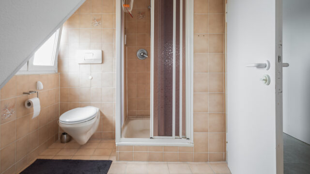 Gepflegte Zwei-Zimmer-Wohnung mit Einbauküche und ausgebautem Dachstuhl in Stuttgart-Rohr