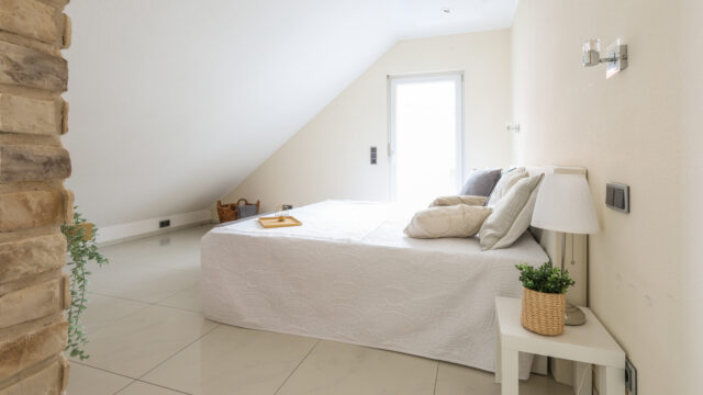 Freistehendes, neuwertiges EFH mit großer Garage, zwei Terrassen und Garten in Allmersbach