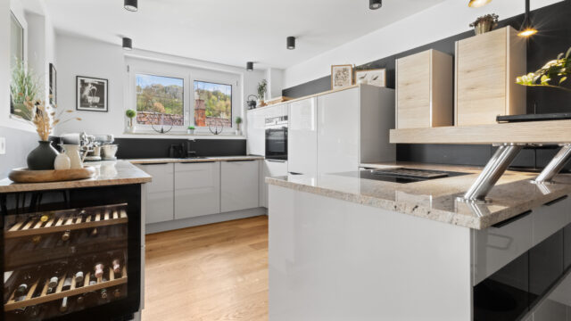 Moderne und möblierte 3,5-Zi-WHG mit hochwertiger Ausstattung, Balkon & TG-Stellplatz zu vermieten