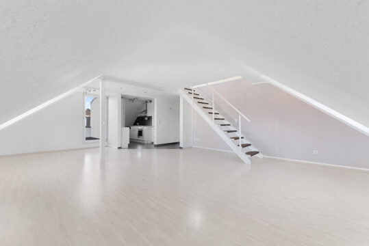 Super Preis! Moderene helle 2,5 ZI-DG-Whg. mit Dachausbau