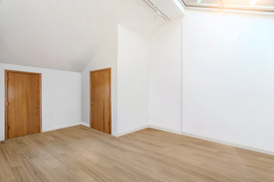 Eleganz auf zwei Ebenen – schöne Maisonette-Wohnung mit Dachterrasse, Loggia und TG-Stellplatz