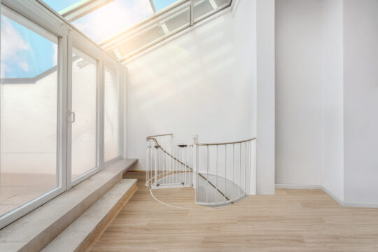 Eleganz auf zwei Ebenen – schöne Maisonette-Wohnung mit Dachterrasse, Loggia und TG-Stellplatz